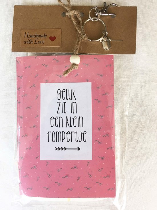 Baby kraamcadeau / luiercadeau met de tekst 'geluk zit in een klein rompertje', geboorte meisje, luierkado, babyshower, zwangerschap, bedeltje met romper. van Bello-Lee — afbeelding 2