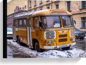 Canvas  - Gele Bus in een Straat met Sneeuw - 40x30cm Foto op Canvas Schilderij (Wanddecoratie op Canvas)