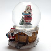 Base de boule de neige comme cabane dans les arbres Père Noël avec cadeau bleu 9cm de haut