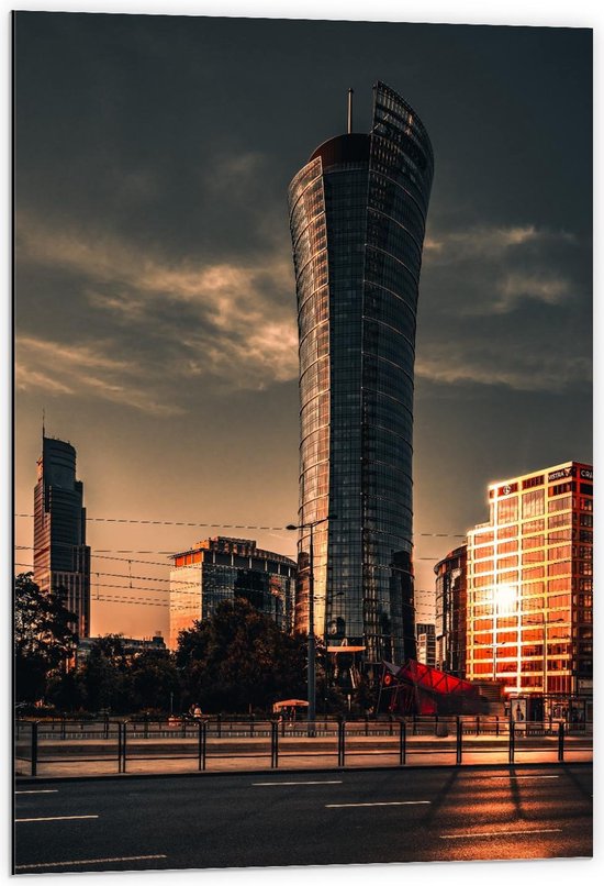 Dibond - Hoge Toren in de Stad - 60x90cm Foto op Aluminium (Met Ophangsysteem)