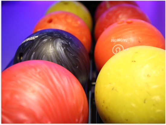 Poster – Bowlingballen met Paarse Achtergrond - 40x30cm Foto op Posterpapier