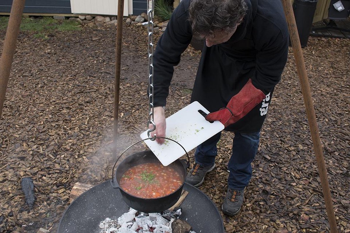 Camp Chef Europe - Let's go outside! Did you know you can easily use the  Camp Chef Dutch Oven Tripod in a fire pit? Cool 🤩
