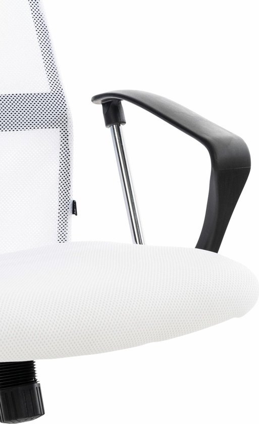 Zwarte armleuning met chromen steun op witte bureaustoel met mesh rug.