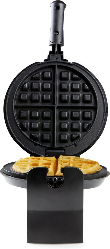 Zwart wafelijzer met deksel open, met twee ronde wafels erin.