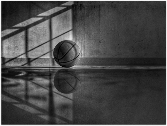 Poster – Basketbal met Weerspiegeling (zwart/wit) - 40x30cm Foto op Posterpapier