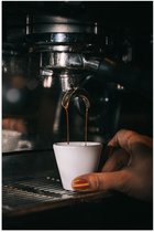 Poster – Espresso Kopje onder Koffiezetapparaat - 40x60cm Foto op Posterpapier