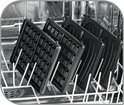 Vaatwasserbestendige wafel- en tostiplaten in een vaatwasser.