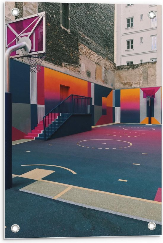 Tuinposter – Mooi Basketbal Veldje tussen Gebouwen - 40x60cm Foto op Tuinposter  (wanddecoratie voor buiten en binnen)