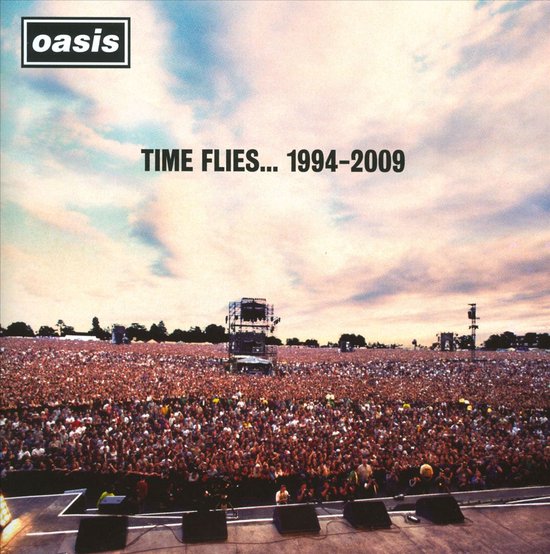 Oasis logo en de tekst "TIME FLIES... 1994-2009" boven een menigte op een festival.
