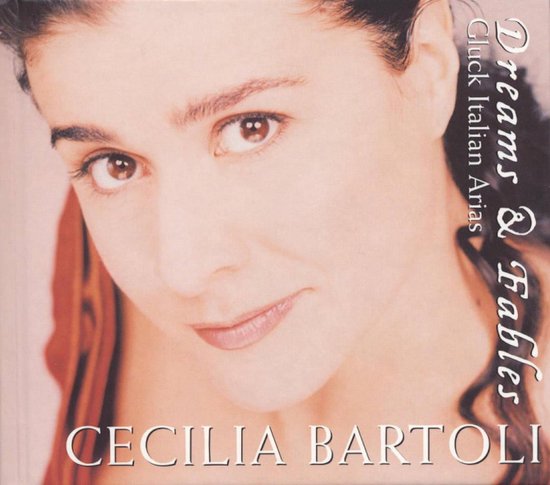 Portret van Cecilia Bartoli met bruine ogen, donker haar en een zachte glimlach. Titel: Dreams & Fables, Gluck Italian Arias.