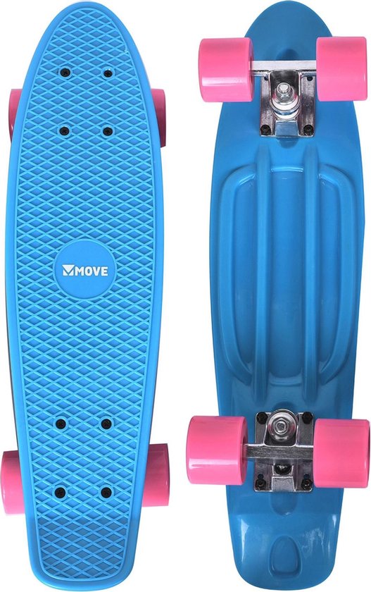 Twee blauwe skateboards met roze wielen. Eén toont de bovenkant met 'MOVE'-logo, de andere de onderkant.
