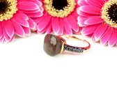 Roos gouden ring gezet met grijze maansteen en zwarte diamant