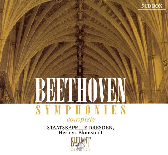 5-cd-boxset met Beethoven Symfonieën door Herbert Blomstedt en de Staatskapelle Dresden, tegen een gotisch plafond.
