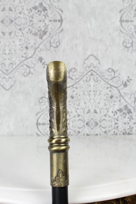 Gouden handvat van een wandelstok met fijne patronen en een gouden eindkap.