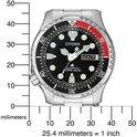 Citizen duikhorloge met zwarte wijzerplaat, rode lunette en zilverkleurige band. Afmetingen zichtbaar.