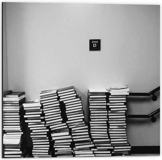 Dibond - Stapels Boeken (zwart/wit) - 50x50cm Foto op Aluminium (Wanddecoratie van metaal)