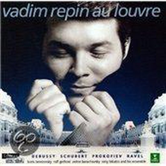 Vadim Repin Au Louvre albumhoes met de violist Vadim Repin in de voorgrond en de piramide van het Louvre op de achtergrond.