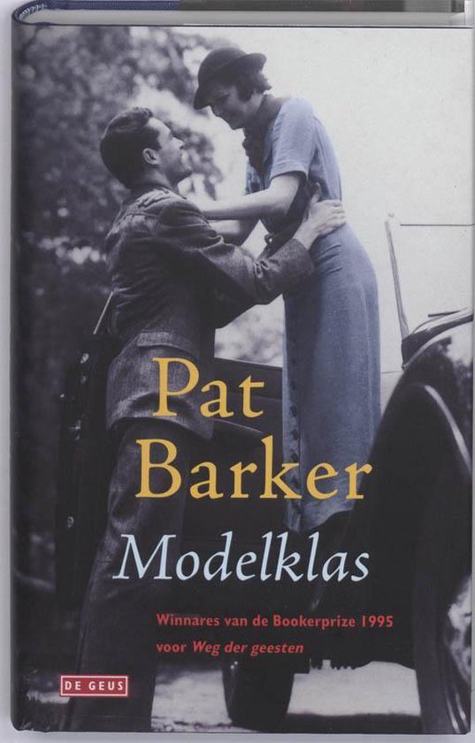 Modelklas par Pat Barker. Homme et femme en tenue des années 20 près d'une voiture.