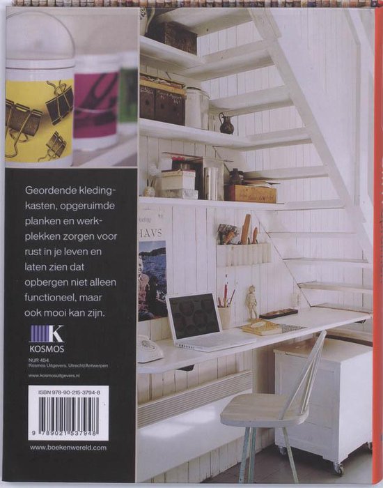 Boek met de titel "Geordende kledingkasten, opgeruimde planken en werkplekken zorgen voor rust in je leven en laten zien dat opbergen niet alleen functioneel, maar ook mooi kan zijn." Achterkant van het boek met een witte trap met een bureau eronder.
