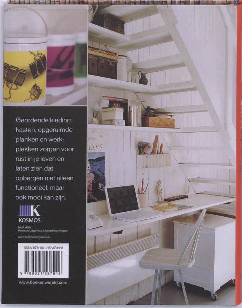 Boek met de titel "Geordende kledingkasten, opgeruimde planken en werkplekken zorgen voor rust in je leven en laten zien dat opbergen niet alleen functioneel, maar ook mooi kan zijn." Achterkant van het boek met een witte trap met een bureau eronder.