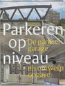 Boekcover 'Parkeren op niveau' met tekst en foto's van een parkeergarage