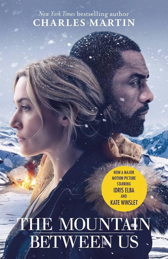 Boekomslag van 'The Mountain Between Us' met Kate Winslet en Idris Elba, tegen een besneeuwde achtergrond.