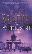 Boekcover van 'The White Russian' van Tom Bradby met een winterse stadsscène en de tekst 'INTRIGUE OF THE HIGHEST ORDER... SAD. ATMOSPHERIC AND RICHLY ENTERTAINING Washington Post'.