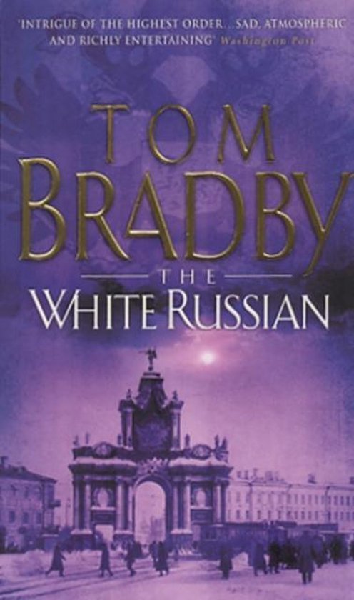 Boekcover van 'The White Russian' van Tom Bradby met een winterse stadsscène en de tekst 'INTRIGUE OF THE HIGHEST ORDER... SAD. ATMOSPHERIC AND RICHLY ENTERTAINING Washington Post'.