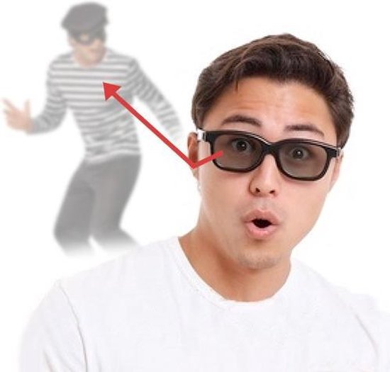 Man met een witte t-shirt die verrast naar de camera kijkt door een zwarte spionagebril.