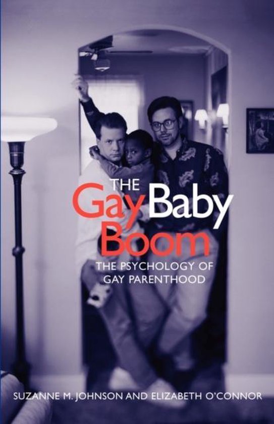 Boekomslag: Twee vaders houden een kind vast onder de titel The Gay Baby Boom: The Psychology of Gay Parenthood.