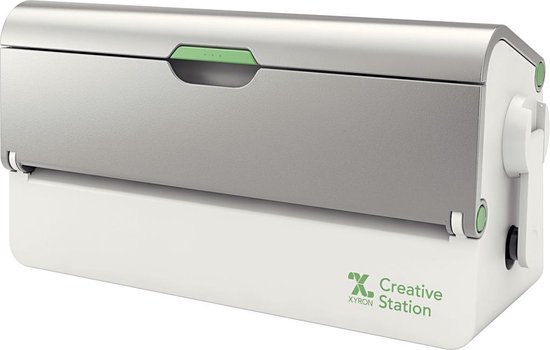 XYRON Creative Station, een compact, wit en zilverkleurig apparaat met een groene accent op de bovenkant.