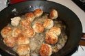 Gefrituurde gehaktballetjes in een pan met hete olie.