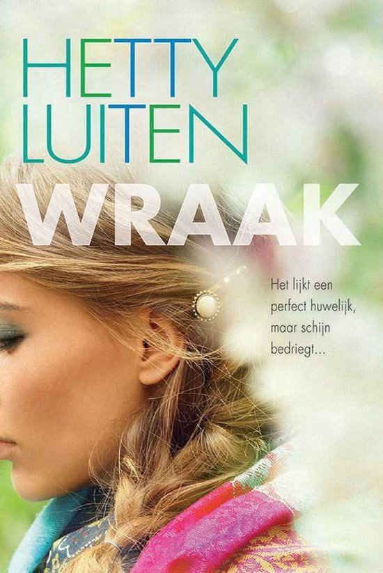 Boekomslag "Wraak" van Hetty Luiten. Close-up van een vrouw met blond haar, met een decoratieve haarclip.