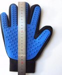 Gant bleu avec mesh noir et picots, avec règle pour dimension.