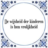 Tegeltje met Spreuk (Tegeltjeswijsheid): De wijsheid der kinderen is hun vrolijkheid + Kado verpakking & Plakhanger