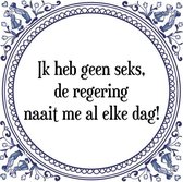 Tegeltje met Spreuk (Tegeltjeswijsheid): Ik heb geen seks, de regering naait me al elke dag! + Kado verpakking & Plakhanger