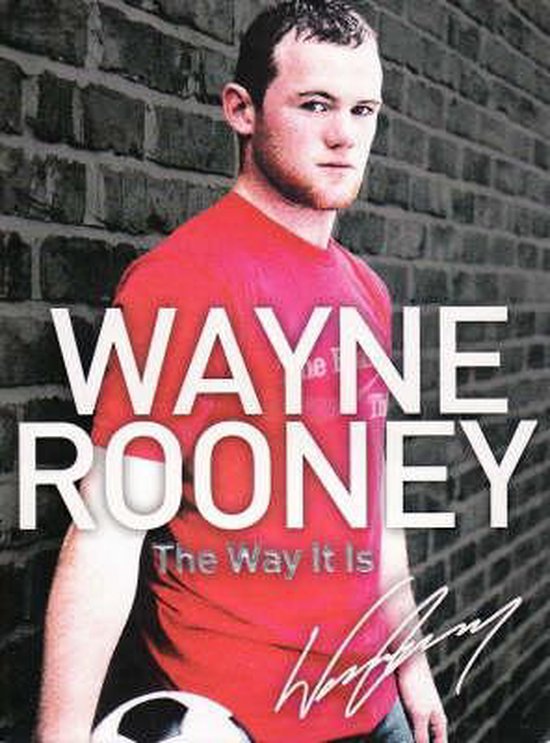 Wayne Rooney dans un t-shirt rouge avec le texte "WAYNE ROONEY The Way It Is" et sa signature.