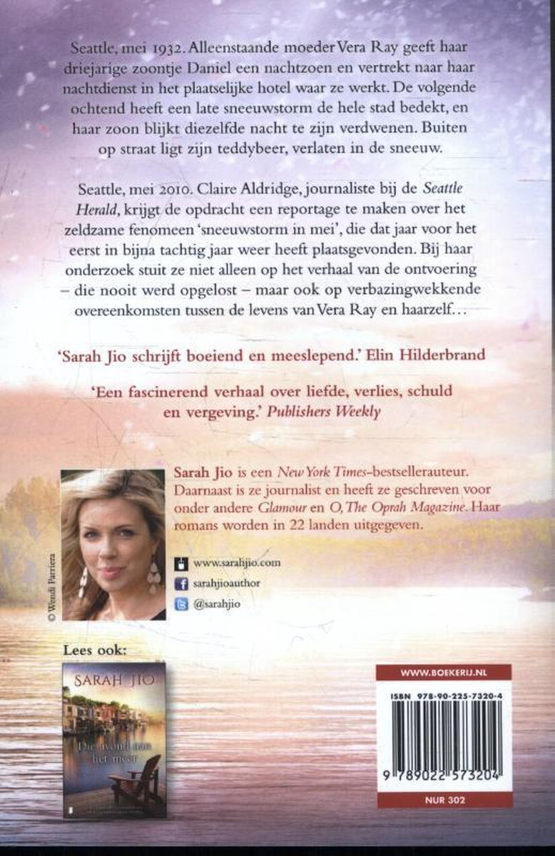 Achterkant van het boek 'Bloesem in de sneeuw' met tekst en een foto van auteur Sarah Jio.