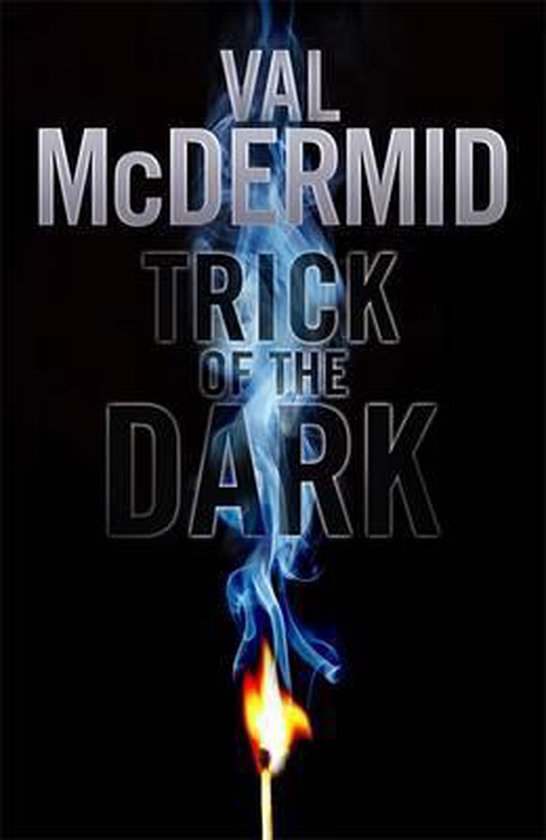 Boekomslag met de titel TRICK OF THE DARK van Val McDermid, met een brandende lucifer die rook afgeeft tegen een zwarte achtergrond.