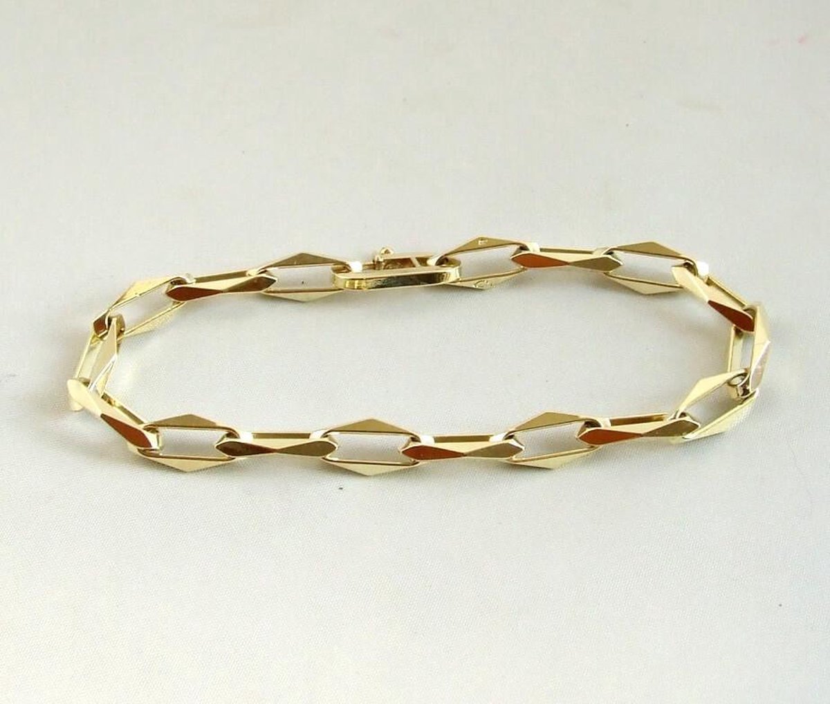 T Familielid Labe Gouden closed forever armband | bol.com