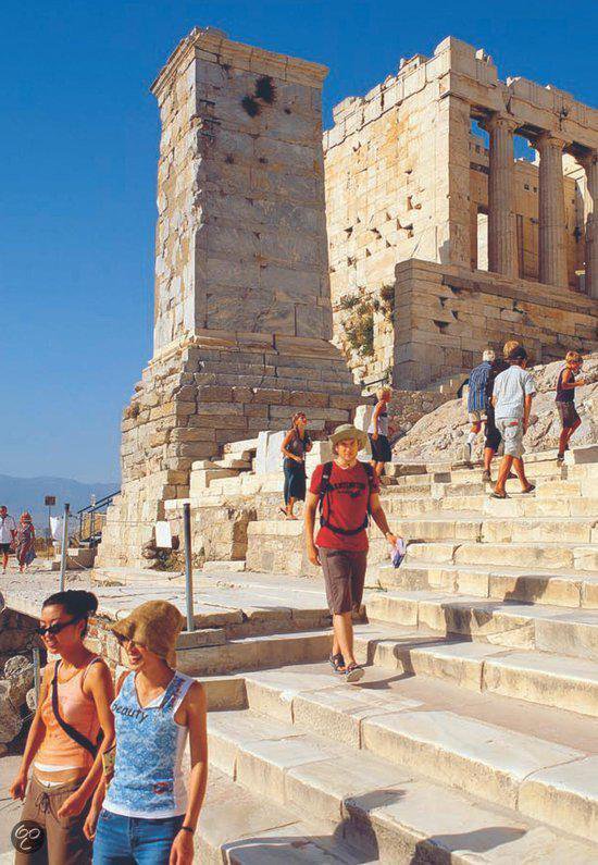 Toeristen beklimmen trappen bij de Akropolis in Athene, Griekenland.