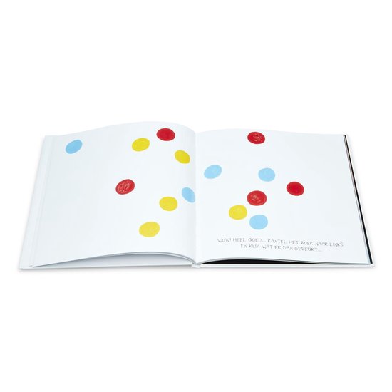 Open boek met verspreide rode, gele en blauwe stippen op de linker- en rechterpagina.
