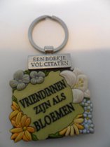 Een boekje vol citaten aan een sleutelhanger vriendinnen zijn als bloemen