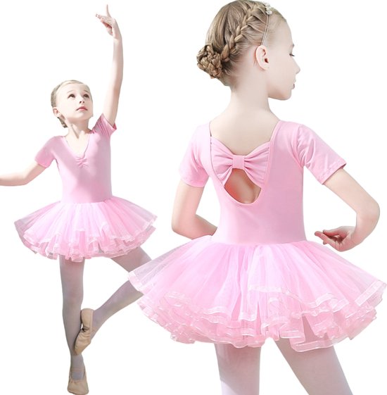Twee ballerina's in roze balletpakjes, één poseert, de ander met de rug naar de camera.