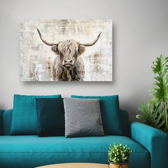 Abstract schilderij van een bruine Schotse hooglander met lange horens, hangend boven een bank.