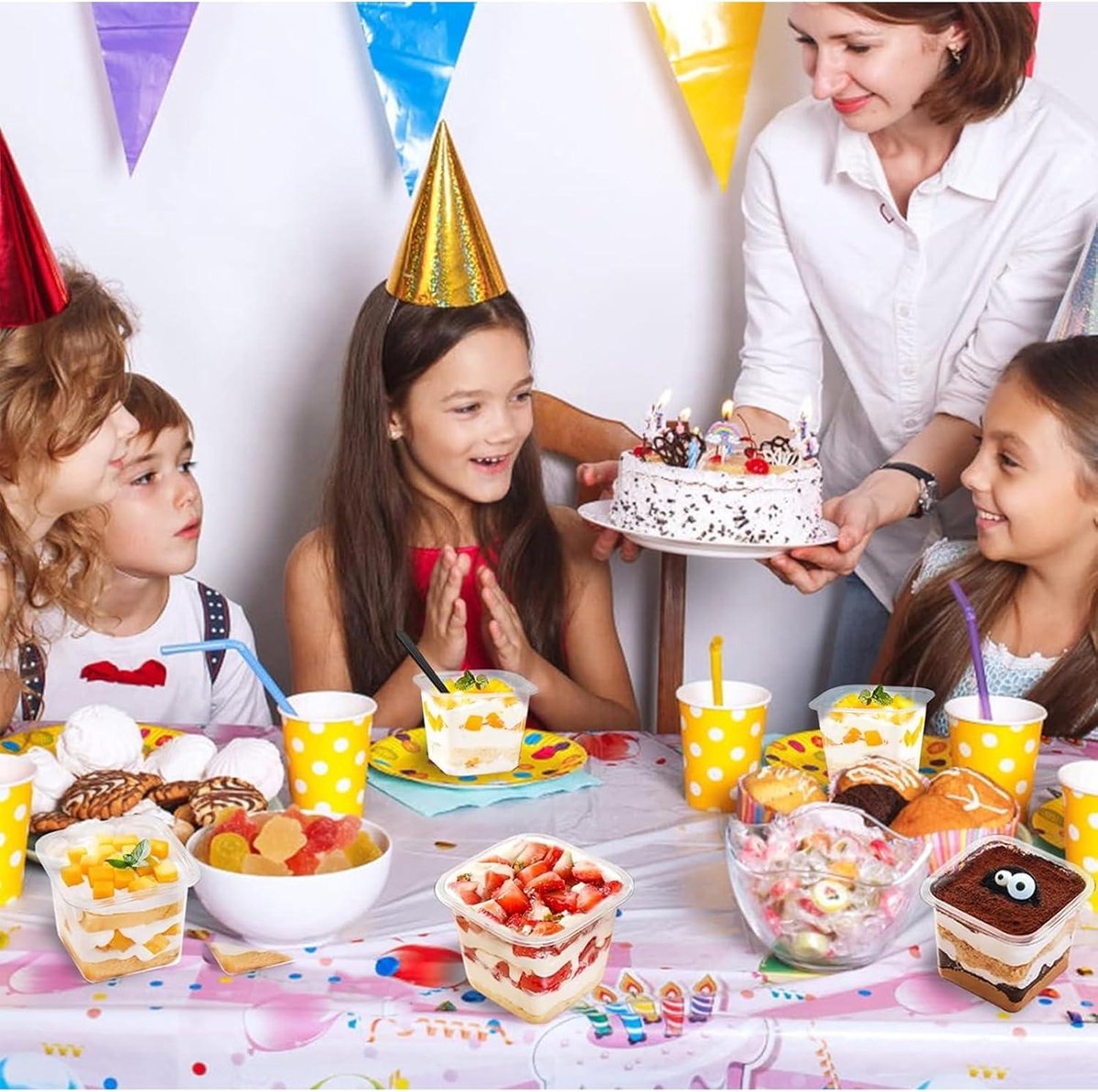 Dessertbecher plastik mit deckel 360ml, 50 Stück Dessertbecher Eckig Plastik, Dessertschalen Wiederverwendbar, Dessertgläser mit Löffeln, Parfait Vorspeisenbecher für Tiramisu Desserts Pudding Mousse