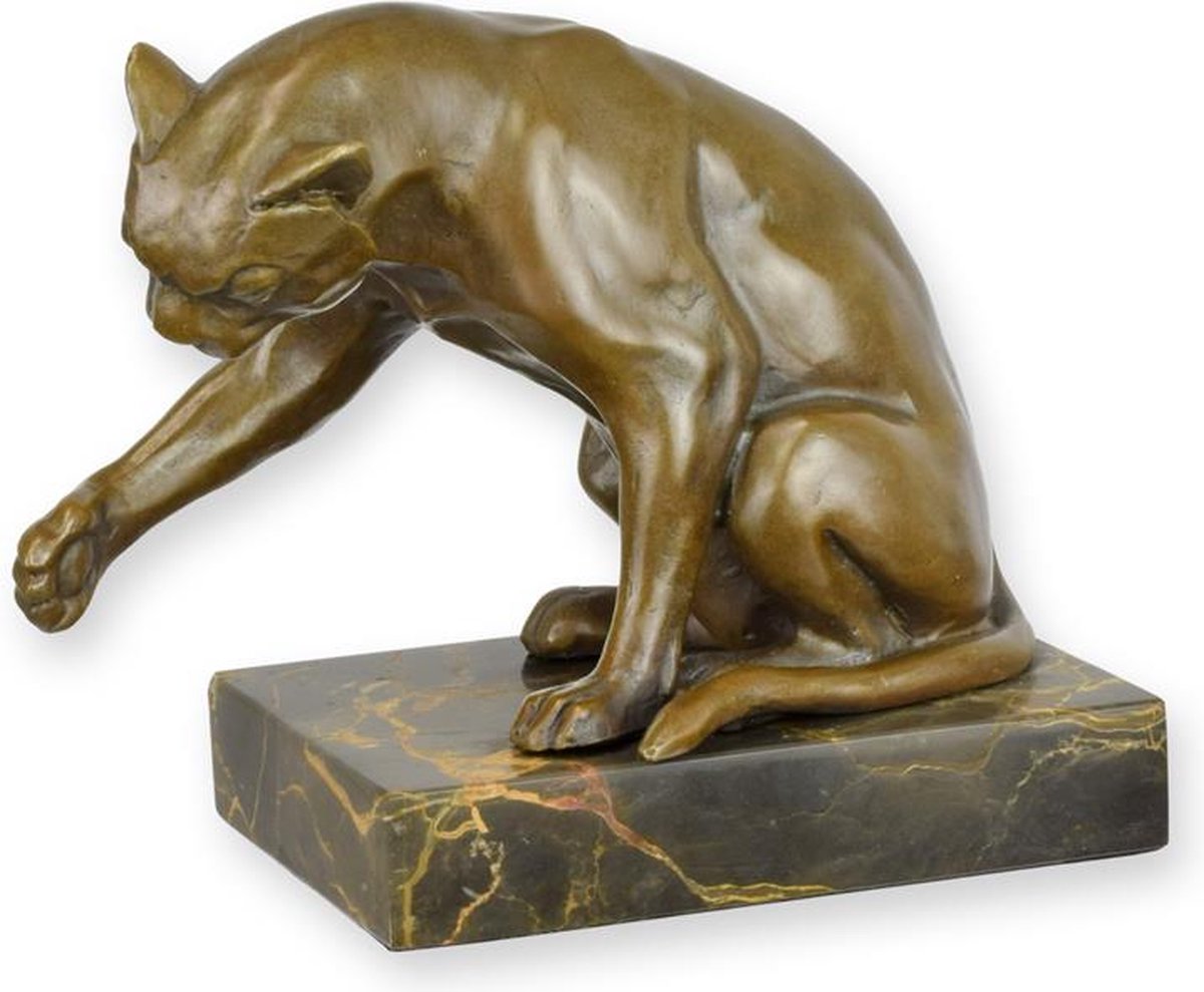 EEN BRONZEN BEELD VAN EEN SPELENDE KAT
