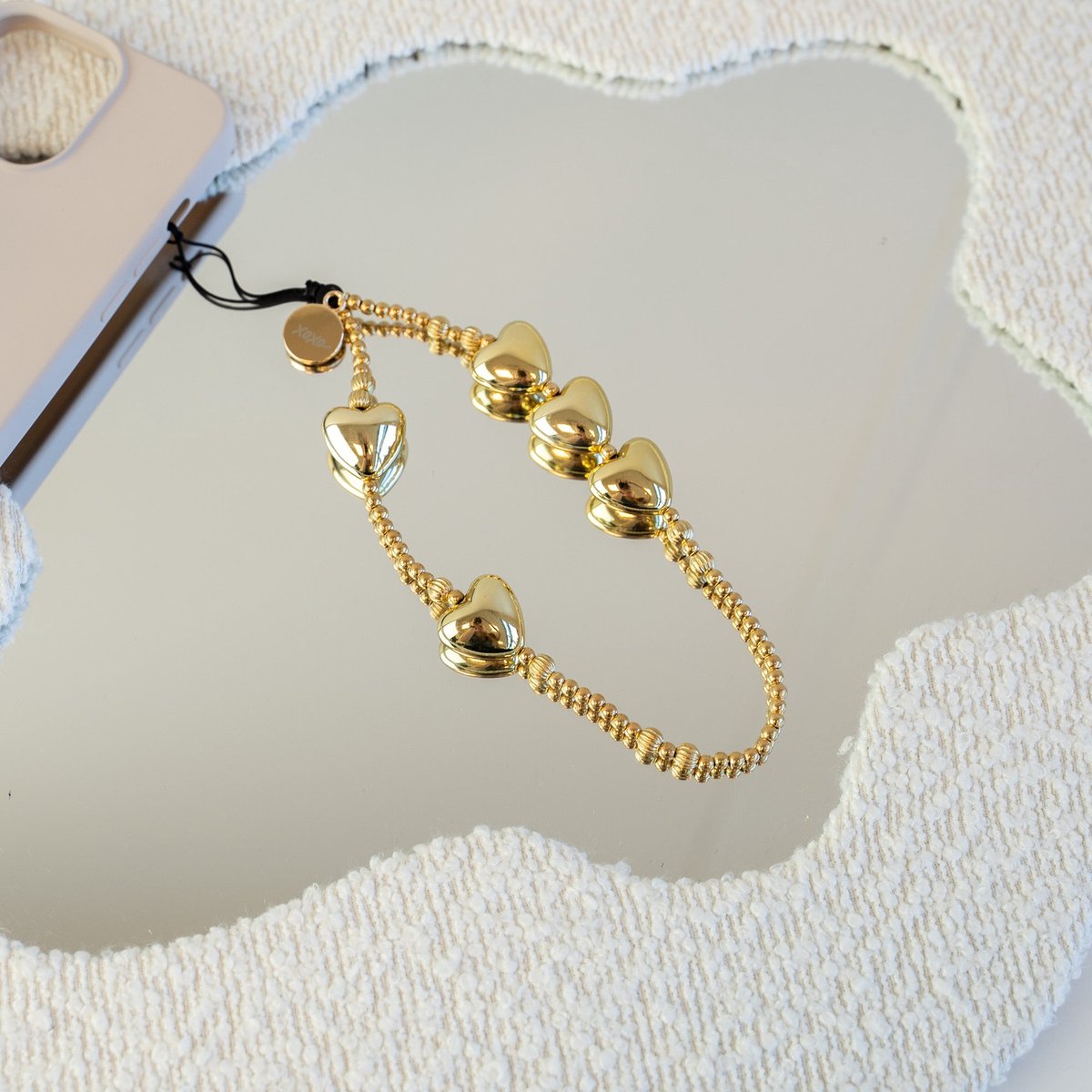 xoxo Wildhearts koord - Gold Hearts - Phone Charm (small) - bedeltje geschikt voor iPhone - Ketting met hartjes - kort telefoonkoord geschikt voor Samsung - geschikt voor alle telefoonmodellen - Goud
