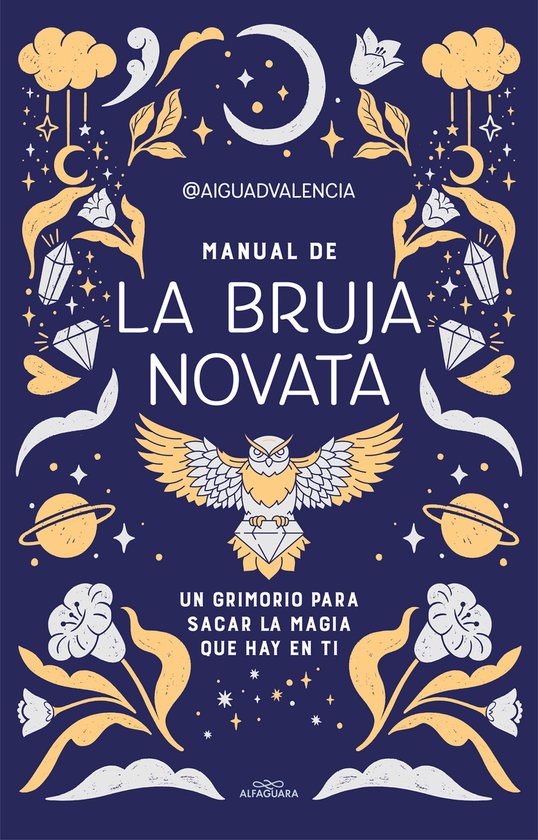 Boekomslag met een uil en de tekst 'Manual de la bruja novata'. Donkerblauwe achtergrond met gele en witte illustraties van planeten, sterren, kristallen en bloemen.
