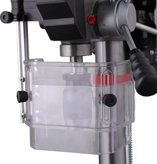 Dichte close-up van de transparante kunststof opvangbak van een Torros tafelboormachine.